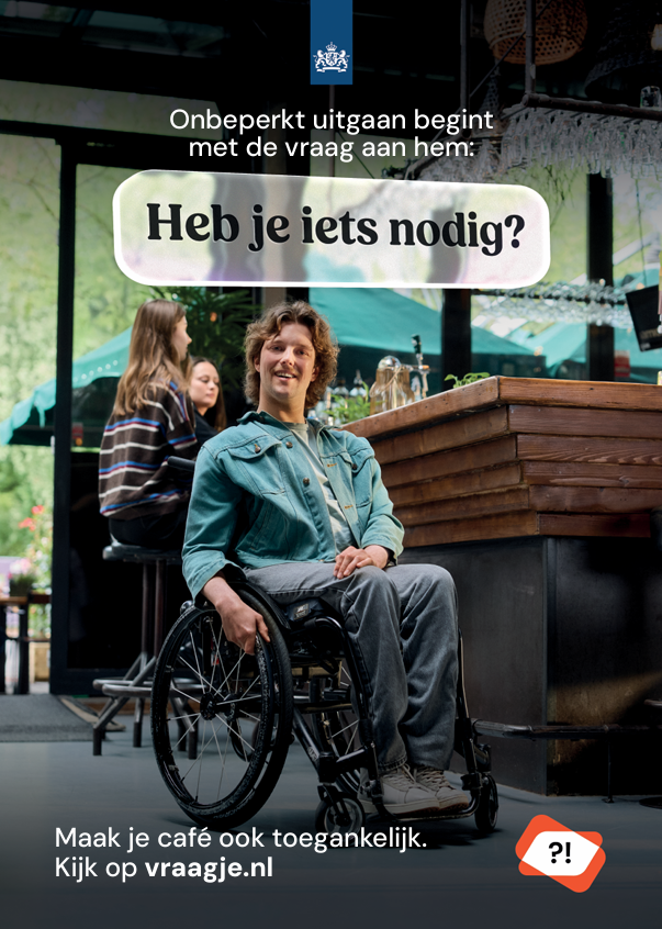 Poster van de campagne ‘Heb je iets nodig?’: “Onbeperkt uitgaan begint met de vraag aan hem: Heb je iets nodig?” Een man in een rolstoel zit bij de bar van een café. Onderaan staat: “Maak je café ook toegankelijk. Kijk op vraagje.nl.”