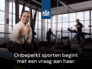 Geanimeerde campagnebanner ‘Heb je iets nodig?’: “Onbeperkt sporten begint met een vraag aan haar: Heb je iets nodig? Maak je sportclub ook toegankelijk. Kijk op vraagje.nl.” Een vrouw zit op een trainingsbank in een sportschool.