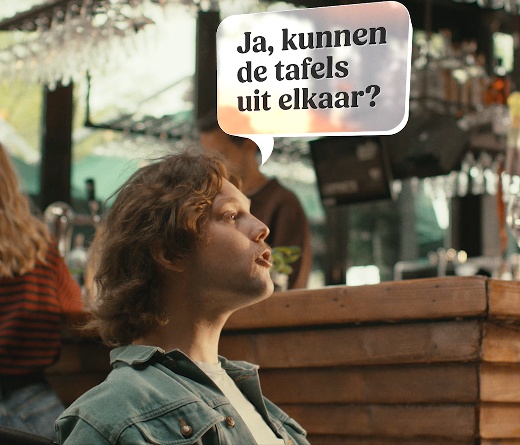 Still uit de campagnevideo ‘Heb je iets nodig?’ in een café