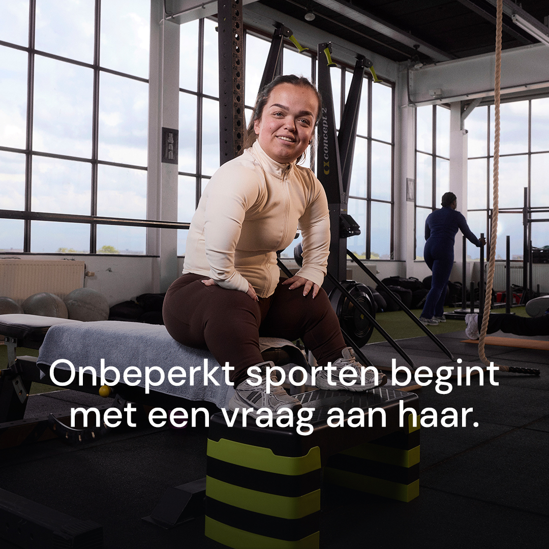 Campagnebeeld voor een carrousel: “Onbeperkt sporten begint met een vraag aan haar.” Een vrouw zit op een trainingsbank in een sportschool, met gestapelde verhogingen voor haar voeten.