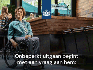 Geanimeerde campagnebanner: “Onbeperkt uitgaan begint met een vraag aan hem: Heb je iets nodig? Maak je café ook toegankelijk. Kijk op vraagje.nl.” Een man in een rolstoel zit bij de bar van een café.