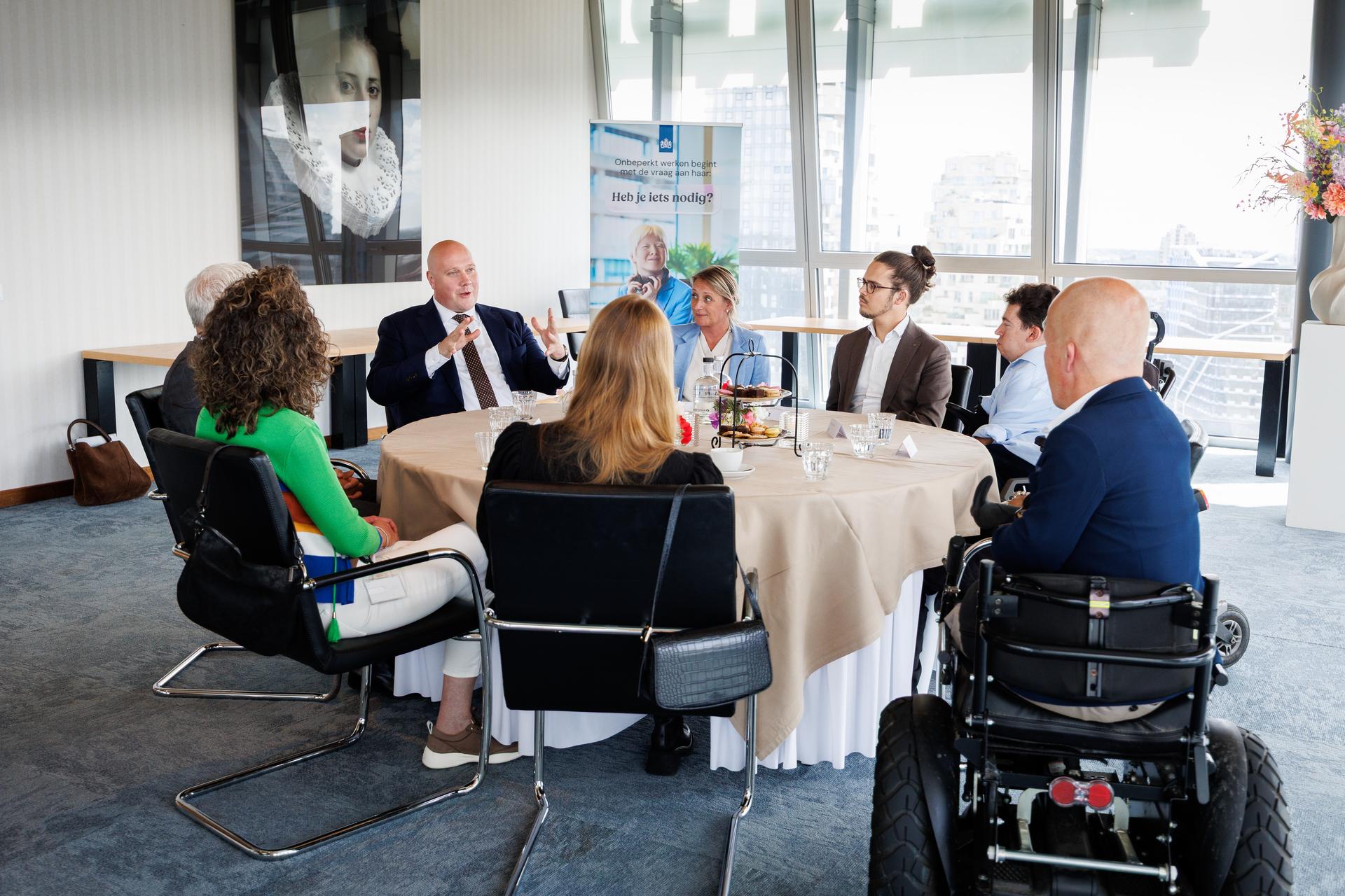 Werkbezoek door minister Aartsen (SZW) in gesprek met werknemers van Van Lanschot Kempen in Amsterdam