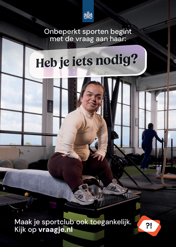 Poster van de campagne ‘Heb je iets nodig?’: “Onbeperkt sporten begint met de vraag aan haar: Heb je iets nodig?” Een vrouw zit op een trainingsbank in een sportschool. Onderaan staat: “Maak je sportclub ook toegankelijk. Kijk op vraagje.nl.”