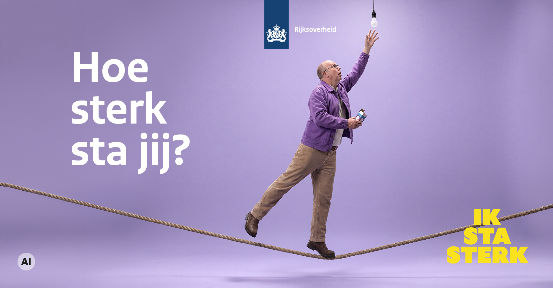 Een vrouw balanceert op een gele lijn op straat, begeleid door twee mensen van de Ik Sta Sterk Brigade.